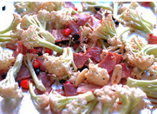 培根豆豉烤菜花,烤盘上铺一层锡纸，锡纸上刷油。将培根、散菜花、蒜、<a style='color:red;display:inline-block;' href='/shicai/ 82'>小米椒</a>、豆豉放上去。撒盐、淋上<a style='color:red;display:inline-block;' href='/shicai/ 788'>生抽</a>、油，放一点点的<a style='color:red;display:inline-block;' href='/shicai/ 10588'>糖</a>。