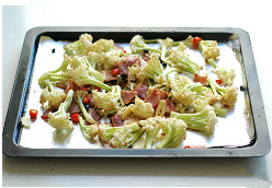 培根豆豉烤菜花,送入预热好200度的烤箱，上下火中层，烤大约20分钟左右即可。烤好后简单翻拌一下即可出锅。