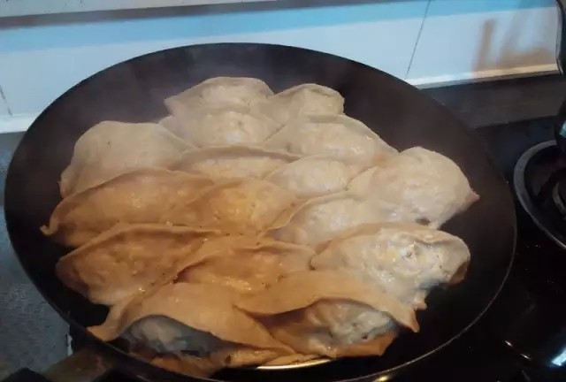 莜面大蒸饺,所有的大饺子做好,上锅,水开后蒸15分钟即可。往蒸屉上摆蒸饺时,如果想要成品完整漂亮,蒸饺之间一定要留出充足的空间,否则蒸饺皮挨到一起就会粘连起来,要分开那是超级不容易的事儿。我婆婆为了方便,把十几个蒸饺一蒸屉全放下了,结果大部分都粘连到一起了,这也是我们往锅里放时就做好了心理准备的。拍照的蒸饺选的是最外边看起来比较完整的!