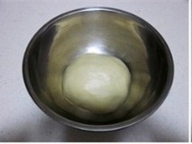 面包版华夫饼,后加<a style='color:red;display:inline-block;' href='/shicai/ 887'>黄油</a>揉至面团略出筋；