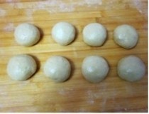 面包版华夫饼,分成8份，滚圆；