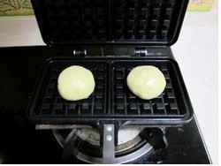 面包版华夫饼,模具烧热，无需抹油，往中间各放一个小面团，盖上盖子；