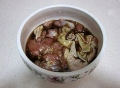 照烧鸡肉卷,冲净沥干后倒入调料拌匀,密封冷藏,腌一晚;