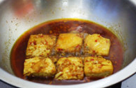 台湾麻辣臭豆腐,最后将煎至金黄色的臭豆腐放入麻辣锅底中煮开,小火焖煮15分钟至入味。