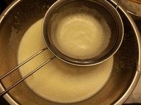新加坡传统咖椰酱,将搅匀的混合物用网兜过滤到另外一个锅或不锈钢碗中,这样熬出来才细滑.