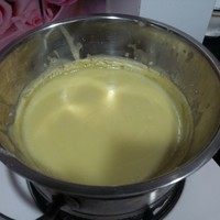 新加坡传统咖椰酱,每隔10分钟朝一个方向搅拌一下,以防结块。刚开始会有很多泡沫,但是多煮一会泡沫会没有的,一般煮一小时左右,有一定厚度就可以.