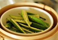 蒸秋葵配红葱酥,放碟子里蒸10~15分钟