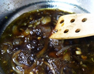 黑椒牛仔骨,煮开后,转小火再煮5-6分钟,收浓汤汁,即是黑椒汁。