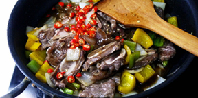 黑椒牛仔骨,再加入红椒圈,将收浓的黑椒汁倒入锅中,混合均匀,翻炒2分钟。