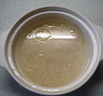 腊味煲仔饭 ,洗好米，放入瓦煲，加入1/2匙油，少许盐略拌匀，加入一指（食指厚度那么高）高的水