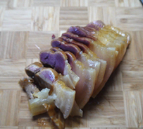 腊味煲仔饭 ,<a style='color:red;display:inline-block;' href='/shicai/ 436'>腊肉</a>提前加水煮到可以用筷子扎透，但不要太烂，腊肠蒸熟。分别切薄片待用。