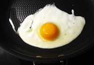 腊味煲仔饭 ,烫熟<a style='color:red;display:inline-block;' href='/shicai/ 3517'>青菜</a>，煎好荷包蛋。用煲仔饭调味汁调料混合，调成味汁。