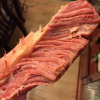 灯影牛肉,用擀面杖沿着牛肉的纤维敲松,注意不要敲断