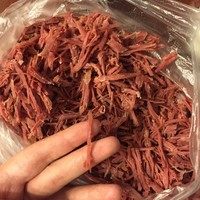 灯影牛肉,沿着牛肉的纤维撕成一根一根的