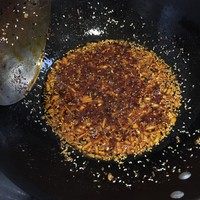 灯影牛肉,放入全部的豆瓣酱和姜末,一半的蒜末,炒香后离火放入辣椒粉,根据自己的吃辣量而定哈,小火炒出红油,放入另一半的蒜末