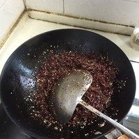 灯影牛肉,放入花椒粉,四大勺白糖,再放入牛肉翻炒均匀。出锅即可