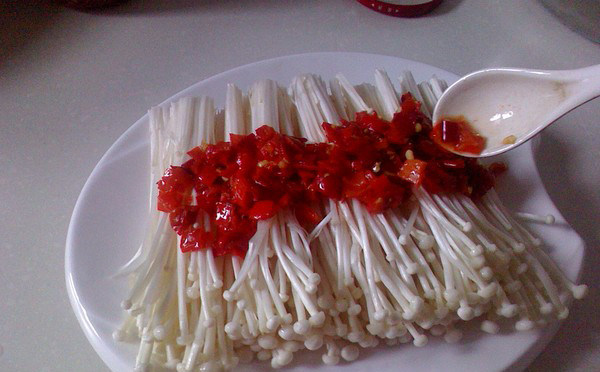 剁椒金针菇,洗净的金针菇码上盘,放上<a style='color:red;display:inline-block;' href='/shicai/ 803'>剁椒</a>