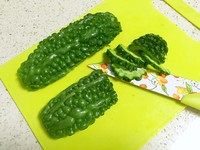 日式腌柠檬苦瓜片,切片,不要太薄,薄得透明,那样腌制后一出水就烂掉了,切得有一点厚度。。