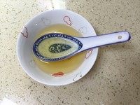 日式腌柠檬苦瓜片,普通匙羹2勺果醋、4勺味淋,再加一小勺盐(约2.5ml),搅拌直到盐溶化。