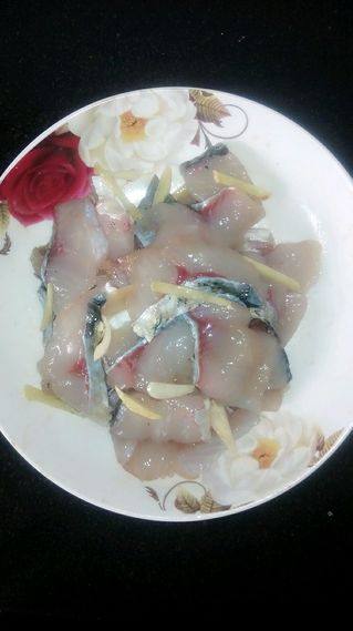 美味诱人的糖醋鱼片,分别加入料酒,盐,胡椒适量拌匀,再加上葱丝,蒜片拌匀,腌制10分钟入味。(可以适当延长时间)