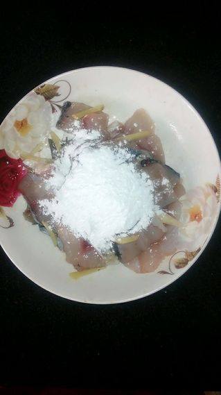 美味诱人的糖醋鱼片,油炸前,加入适量淀粉,拌匀