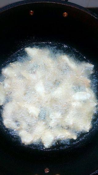 美味诱人的糖醋鱼片,油热后,逐个放入油锅炸,勿翻动