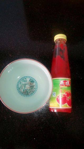 美味诱人的糖醋鱼片,锅内留少许油，小火，加入大约半瓶<a style='color:red;display:inline-block;' href='/shicai/ 699'>番茄酱</a>，1小碗清<a style='color:red;display:inline-block;' href='/shicai/ 156925'>水</a>，2勺醋，3勺白糖，拌匀。