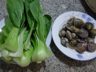 青菜圆蛤汤,食材：<a style='color:red;display:inline-block;' href='/shicai/ 3517'>青菜</a>（已洗净）、<a style='color:red;display:inline-block;' href='/shicai/ 1814'>圆蛤</a>（已吐完泥沙清洗）