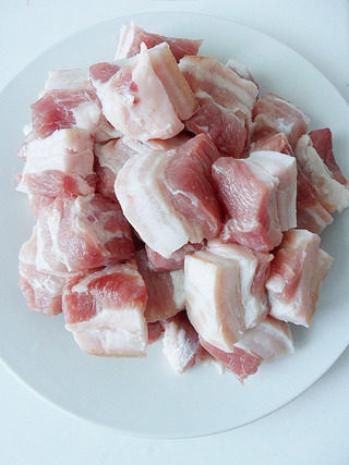 毛氏红烧肉,<a style='color:red;display:inline-block;' href='/shicai/ 428'>五花肉</a>洗净后切块。