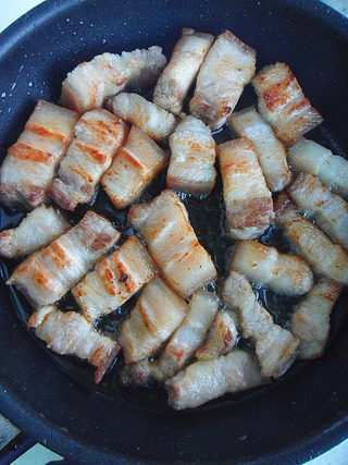 毛氏红烧肉,煎至表皮变黄乘出。(会有很多油煎出来,这样吃着也不会觉得腻。)