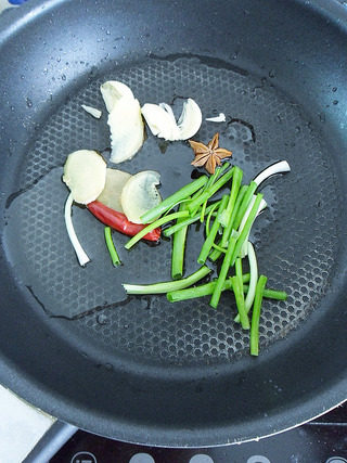 毛氏红烧肉,锅内,倒少许油,把葱断,姜片,蒜末,八角,香叶,干辣椒全部放入锅内炒香。