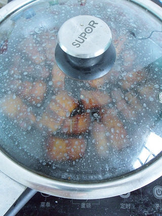 毛氏红烧肉,盖上盖,大火烧开后转中小火慢煨40分钟左右。(中途记得开盖翻炒均匀)