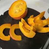 蜂蜜烤南瓜,金色小南瓜半个，切小块。