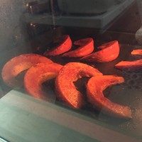 蜂蜜烤南瓜,南瓜块全部刷<a style='color:red;display:inline-block;' href='/shicai/ 851'>橄榄油</a>，放进烤盘，烤箱调180度上下火，无须预热，定时30分钟。南瓜烤20分钟后整盘取出，底和面都刷上一层<a style='color:red;display:inline-block;' href='/shicai/ 865'>蜂蜜</a>。如<a style='color:red;display:inline-block;' href='/shicai/ 865'>蜂蜜</a>太稠，请加一点水。刷完再入烤箱继续烤。