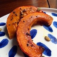 蜂蜜烤南瓜,定时30分钟烘烤完毕，取出，洒上焙香的瓜子籽仁与<a style='color:red;display:inline-block;' href='/shicai/ 668'>黑芝麻</a>，完成。