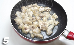 嗜嗜滑鸡煲,锅内热油,放入鸡块滑炒至变色盛出备用。