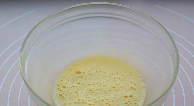 宝宝磨牙棒,黄油里分次加入蛋液,打匀