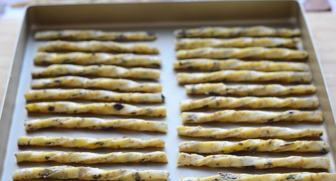 宝宝磨牙棒,切好的条拧一下,摆入烤盘,表面刷蛋液