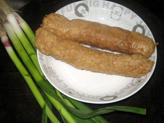 蒜苗炒灌肠,准备好<a style='color:red;display:inline-block;' href='/shicai/ 3348'>青蒜</a>,灌肠。