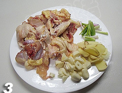 香辣干锅鸡,将切块的鸡加入盐,<a style='color:red;display:inline-block;' href='/shicai/ 9'>鸡蛋</a>1/4颗少许腌制30分钟。