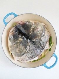 无水版剁椒鱼头,将鱼头放入锅里。