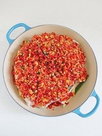 无水版剁椒鱼头,将<a style='color:red;display:inline-block;' href='/shicai/ 803'>剁椒</a>铺在鱼头上面，然后将味淋淋在鱼头上。