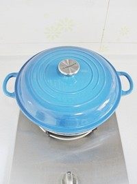 无水版剁椒鱼头,盖上锅盖，中火10分钟然后转小火5分钟，关火后再焖5分钟。