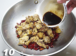 香辣干锅鸡,倒入炒好的鸡块,淋入事先调好的调味料,<a style='color:red;display:inline-block;' href='/shicai/ 134340'>黑胡椒粉</a>,用大火快速翻炒,直至鸡块吸收了酱汁。