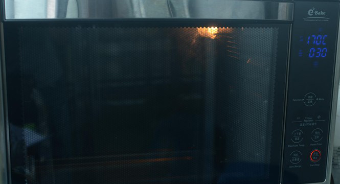 萌宠表情面包,放入提前预热好的烤箱中层,上下火170度,15~20分钟