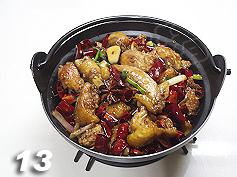 香辣干锅鸡,最后把炒好的鸡块倒在干锅上,洒上白芝麻,上干锅火上一边加热一边吃即可。
如果没有用干锅的话,直接把两种食材混在一起炒上2分钟也很好吃。