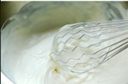 芒果冰激凌 ,淡奶油从冷藏箱里拿出来,倒进容器,用手动打蛋器搅打一会呈浓稠状即可,不用打发的。