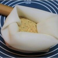 木糠杯,玛丽饼干装入厚袋中,用擀面杖擀碎,有料理机的可以用机器打碎,越碎越好。