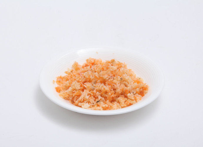 虾肉蒸鸡蛋,虾干变软后,剥壳十分容易,取虾仁切成虾丁备用。