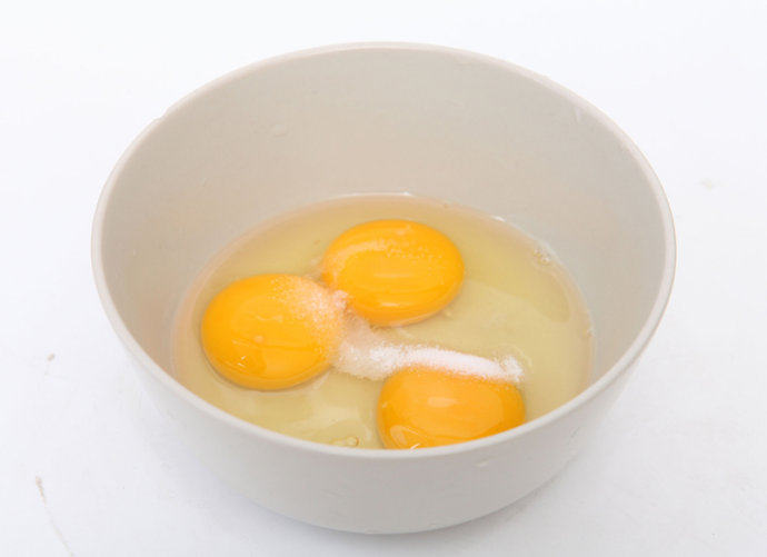 虾肉蒸鸡蛋,<a style='color:red;display:inline-block;' href='/shicai/ 9'>鸡蛋</a>打散,调入盐,充分搅打。